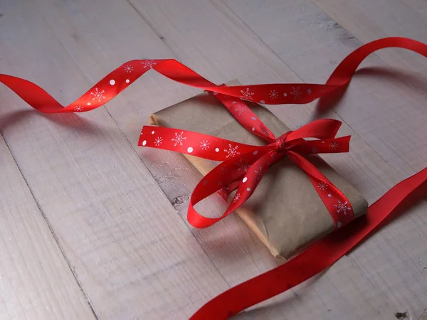 Χριστουγεννιάτικο Δώρο Τυλιγμένο Κόκκινη Κορδέλα Τόξο Μέσο Πλάνο — Φωτογραφία Αρχείου