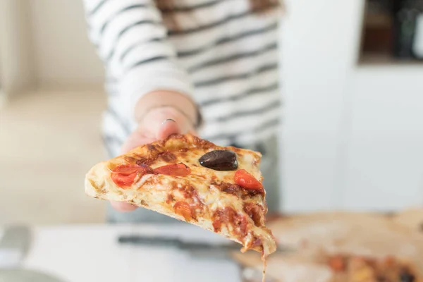 Primo Piano Una Mano Femminile Che Tiene Pezzo Pizza Fatta — Foto Stock
