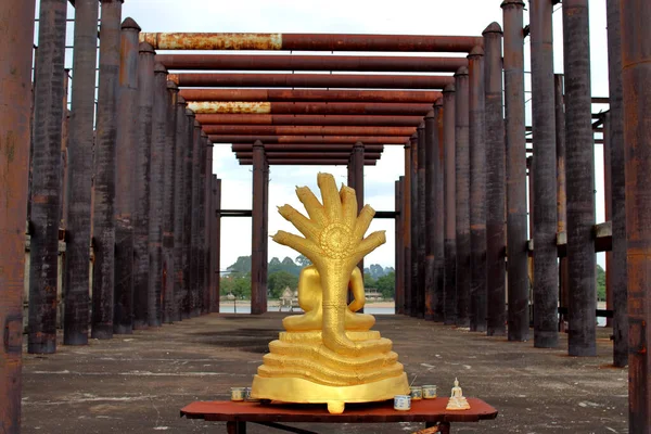 Een Nooit Afgemaakt Verlaten Thaise Tempel Met Een Gouden Boeddhabeeld — Stockfoto