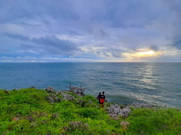 Νεαρός Ενήλικος Ντόπιος Τουρίστας Απολαμβάνοντας Ταξίδι Τους Μια Βραχώδη Παραλία — Φωτογραφία Αρχείου