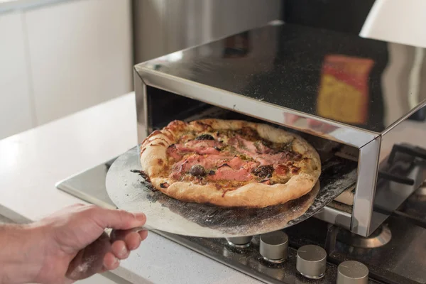 Primo Piano Una Mano Cuoco Maschio Che Rimuove Pizza Cotta — Foto Stock