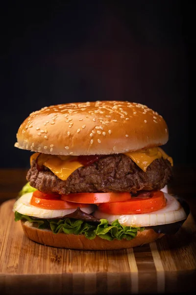Hambúrguer Americano Apetitoso Uma Placa Madeira Contra Fundo Preto — Fotografia de Stock