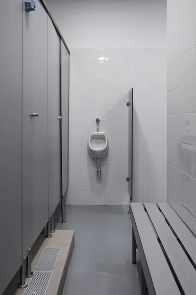 Eine Vertikale Aufnahme Eines Pissoirs Einem Leeren Badezimmer Mit Gefliestem — Stockfoto