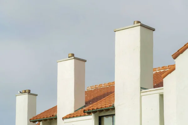 Una Fachada Una Casa Con Chimeneas Techo Baldosas — Foto de Stock