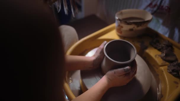Ręce Kobiety Pomocą Ceramiki Filiżanki Gliny Warsztacie — Wideo stockowe