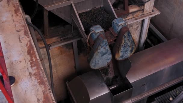 工厂里旧的生锈的金属管 — 图库视频影像