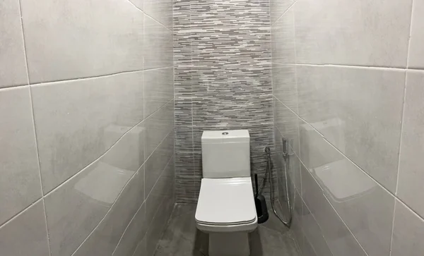 Κομψό Εσωτερικό Μιας Λευκής Τουαλέτας Στο Μπάνιο Γκρι Κεραμικό Στους — Φωτογραφία Αρχείου