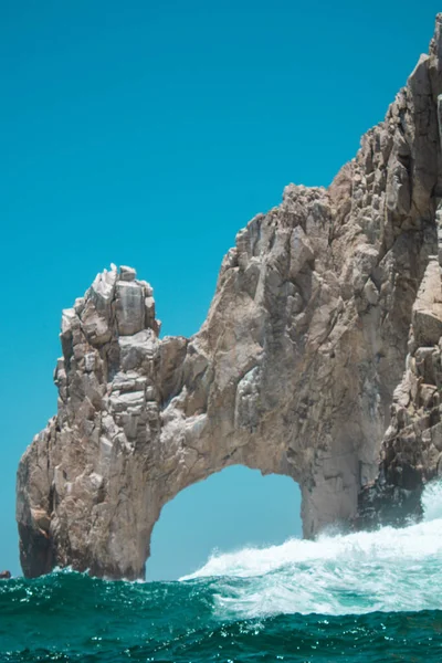メキシコの海に囲まれたカボ ルーカスのアーチの垂直ショット — ストック写真