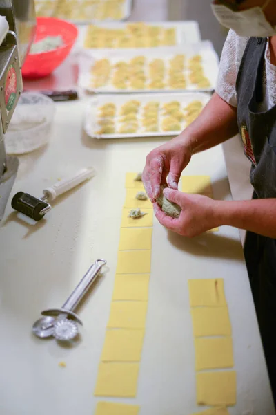 Piacenza Italie Juil 2021 Plan Vertical Une Femelle Préparant Tortelli — Photo