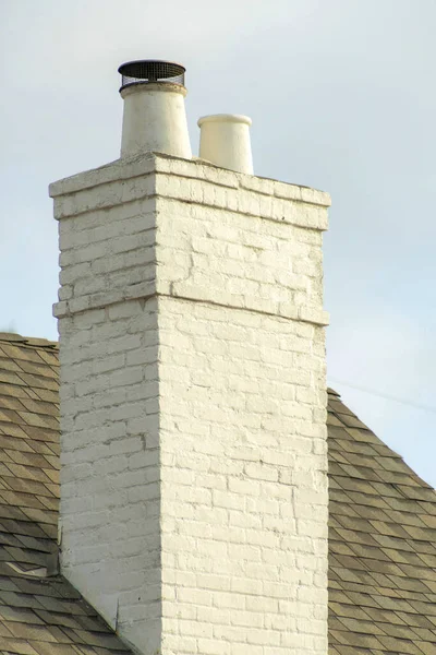 煙突のある家の瓦屋根 — ストック写真