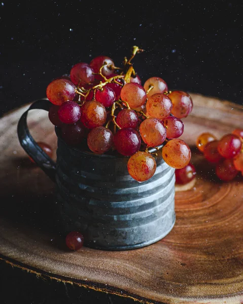 Plan Vertical Raisins Mûrs Dans Une Tasse Métal Sur Plateau — Photo