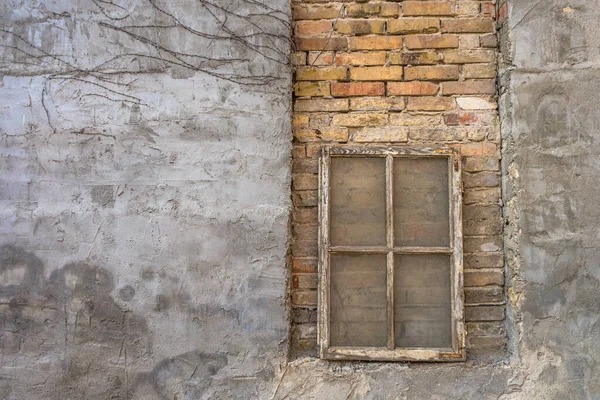 Plano Vertical Una Vieja Ventana Rota Apoyada Una Pared Piedra —  Fotos de Stock