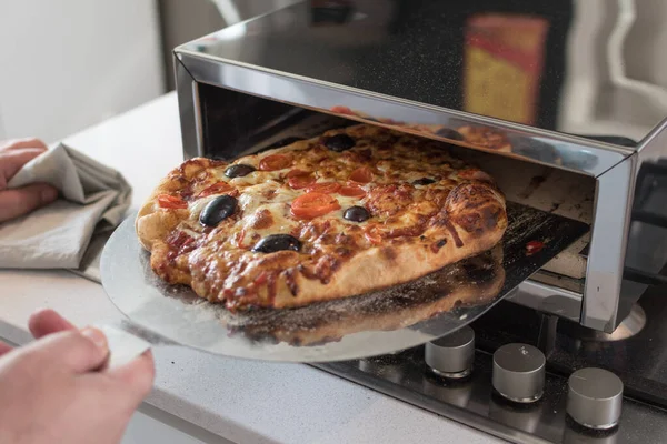 Primo Piano Una Mano Cuoco Maschio Che Rimuove Pizza Cotta — Foto Stock