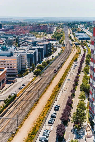 Vista Sul Tetto Della Città Con Rotaie Ferroviarie Edifici Sole — Foto Stock