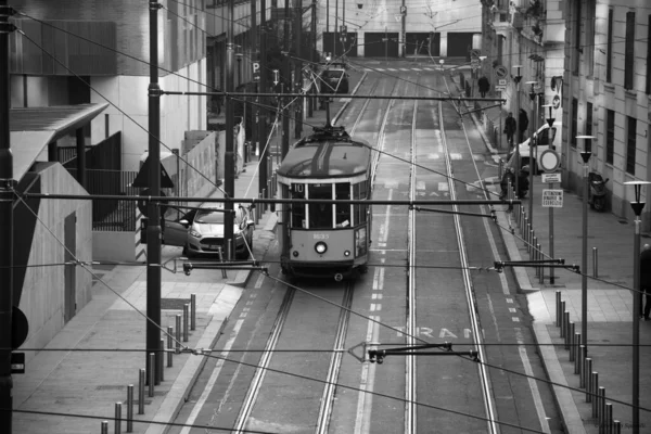 Gråskala Bild Ett Urbant Landskap Med Gammal Spårvagn Smal Stadsgata — Stockfoto