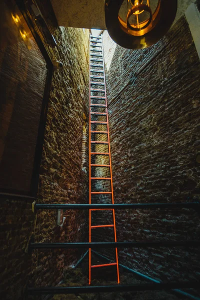 Red Escape Ladder Dark Room Brick Wall — Stock Photo, Image