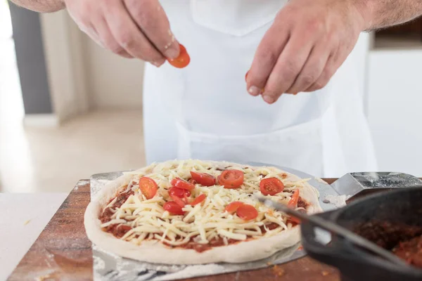 Closeup Shot Male Cook Floury Hands Spreading Tomato Dough Pizza — Stockfoto