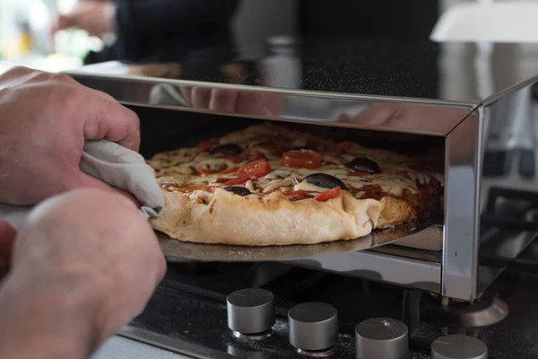 Primo Piano Una Mano Cuoco Maschio Che Rimuove Pizza Cotta — Foto Stock
