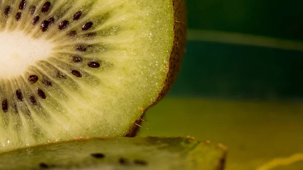 Lovitură Closeup Kiwi Feliat Fundal Neclară — Fotografie, imagine de stoc