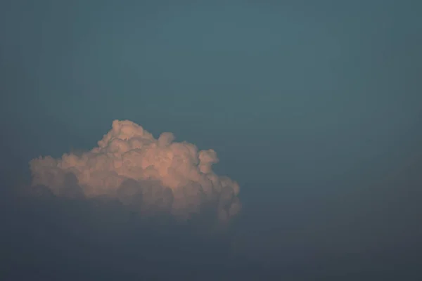 Een Prachtig Uitzicht Een Enorme Witte Wolk Een Lichtblauwe Lucht — Stockfoto