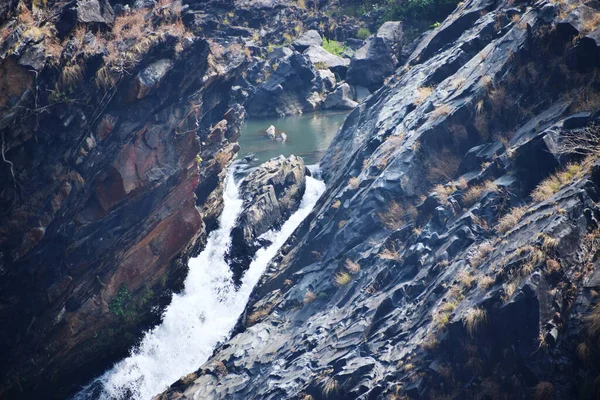 Ein Schöner Wasserfall Von Einer Felsigen Klippe — Stockfoto