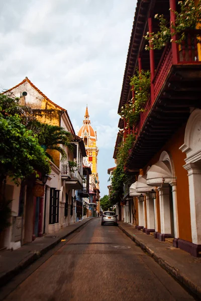 Una Calle Colorida Cartagena Colombia Durante Madrugada Famosa Iglesia Amarilla — Foto de Stock