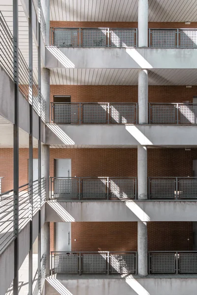 Fachada Edifício Residencial Tijolos Com Luzes Sol Diagonais — Fotografia de Stock