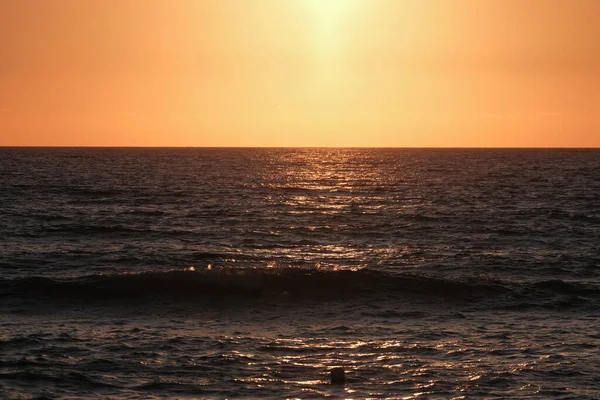 Una Hermosa Vista Del Mar Ondeando Sobre Fondo Puesta Sol — Foto de Stock