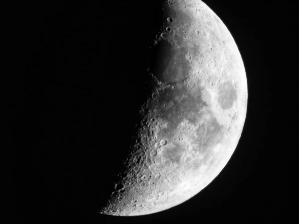 在黑暗空间中的一个部分可见的灰色月亮的特写 — 图库照片