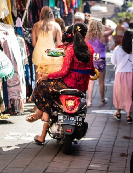 Indonesia Mayo 2019 Una Vista Trasera Una Mujer Scooter Mercado — Foto de Stock