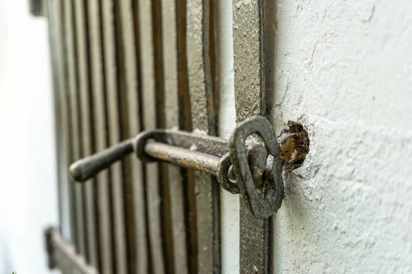 Primer Plano Una Vieja Puerta Madera Abandonada Con Pestillo Oxidado — Foto de Stock