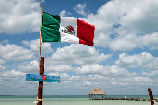 Mexická Vlajka Větru Pod Oblohou Blízko Oceánu — Stock fotografie