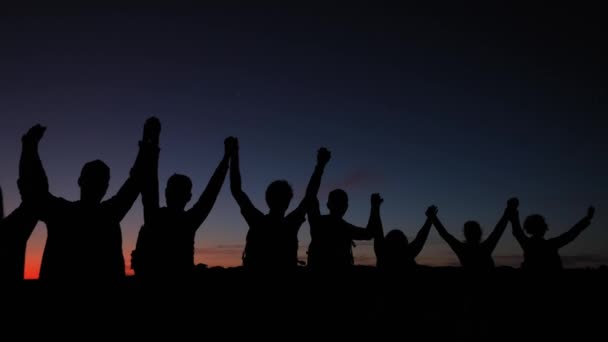 Silhouetten Von Menschen Bei Sonnenuntergang — Stockvideo