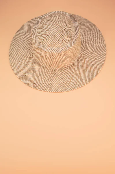 Woven Straw Hat Isolated Peach Background Free Space Text — Stock Photo, Image