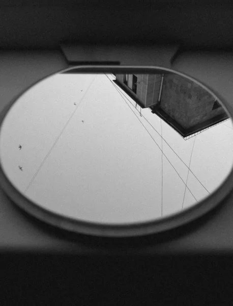 Selettivo Del Piano Dell Edificio Riflesso Sullo Specchio Rotondo — Foto Stock
