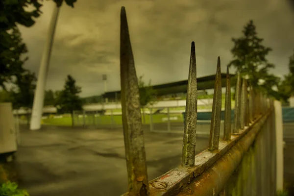 Eine Selektive Fokusaufnahme Der Metallzäune Einen Parkplatz — Stockfoto