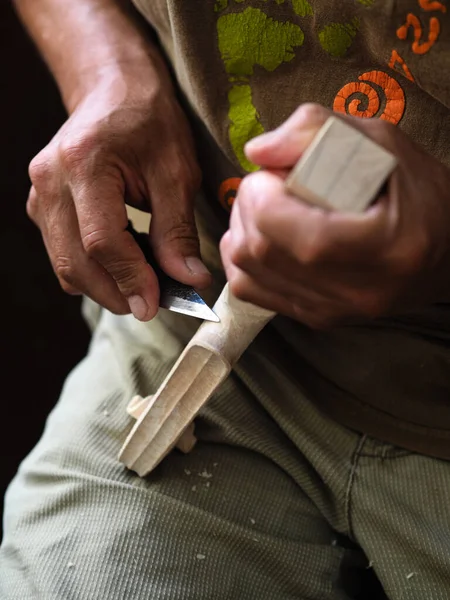 Senior Violin Maker Carving Finishing Violin Curl Instrument Model Stradivarius — Stockfoto