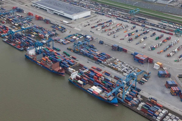 オランダ ロッテ2020年5月20日 ロッテルダム港のコンテナターミナルにコンテナを積み込む — ストック写真