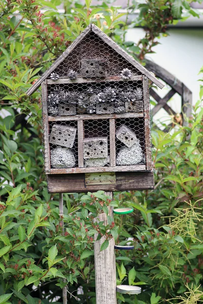 Ein Großes Insektenhotel Aus Holz Einem Schrebergarten — Stockfoto