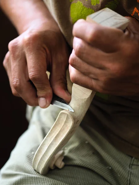 Senior Violin Maker Carving Finishing Violin Curl Instrument Model Stradivarius — Stockfoto