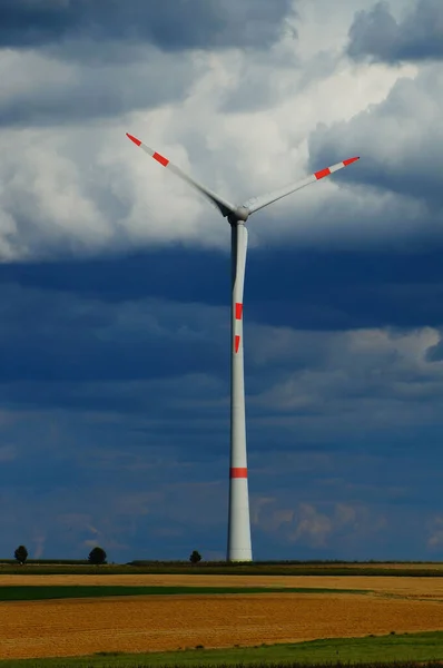 Kilianstaedten Germany Aug 2021 Vindturbin Mot Stormsky Hessen Tyskland Energiproduksjon – stockfoto