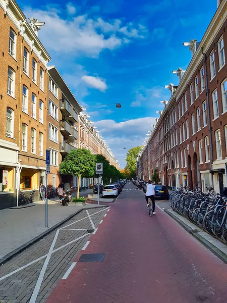 阿姆斯特丹 2018年10月17日 荷兰阿姆斯特丹 2018年10月 阿姆斯特丹市街道涂上红色路标 表示同一条车道上合用车辆和自行车 — 图库照片