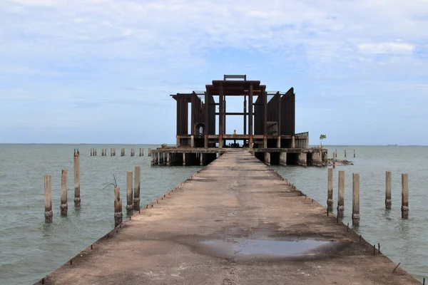 Tempio Tailandese Mai Finito Abbandonato Con Una Statua Buddha Dorato — Foto Stock