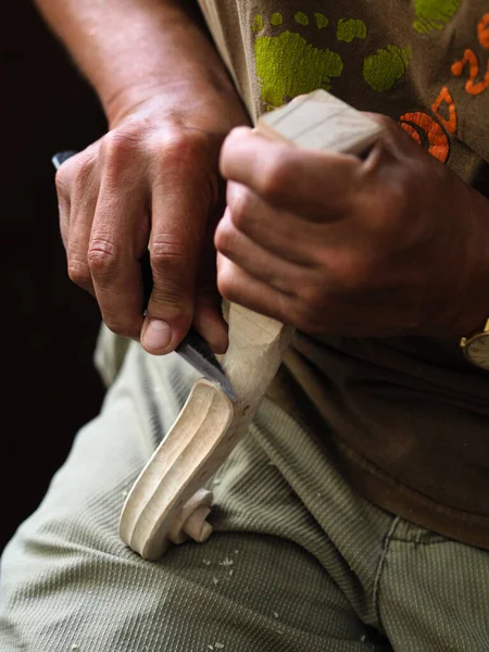 Creatore Violini Senior Intaglio Finitura Ricciolo Violino Modello Strumento Stradivari — Foto Stock