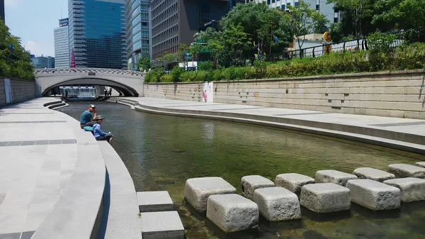 Seúl Corea Sur Julio 2015 Gente Sentada Junto Las Piedras —  Fotos de Stock