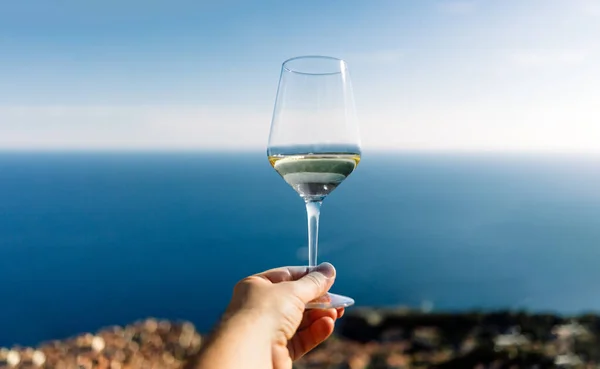 Mano Sosteniendo Copa Vino Blanco Con Playa Fondo Concepto Vacaciones — Foto de Stock