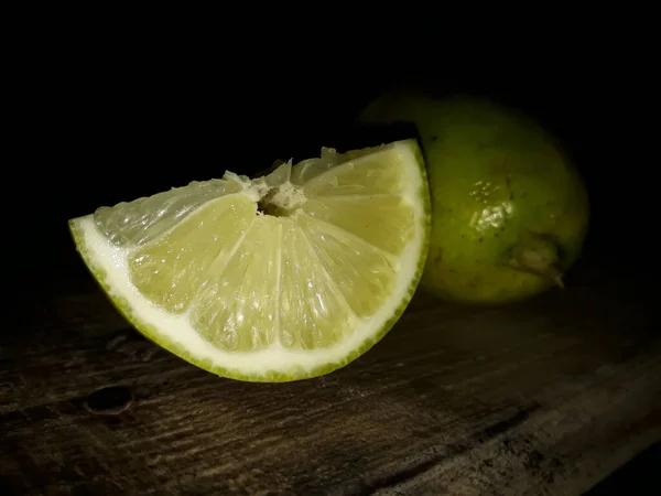 Tiro Close Limão Suculento Redução Uma Mesa Madeira Contra Fundo — Fotografia de Stock