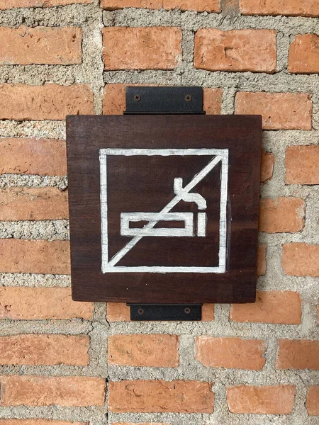 チエンマイ アジアの外のための壁掛けの喫煙木製の標識 — ストック写真