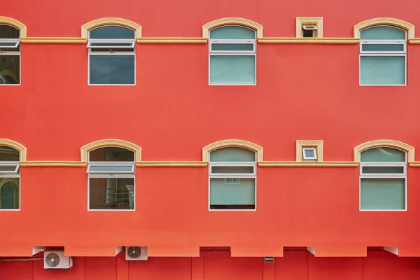 Фасад Готелю Лососевого Кольору Симетричними Вікнами Балконами — стокове фото