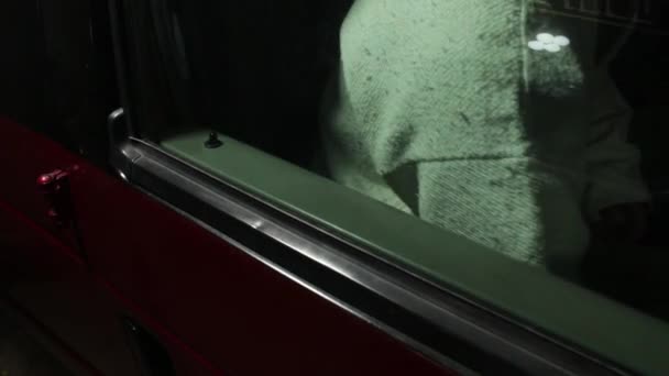 Närbild Ett Bilfönster Med Vit Trasa — Stockvideo